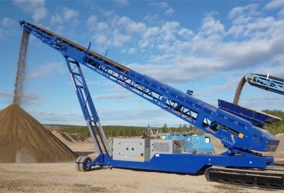 Kapasitas Tinggi Crawler Mobile Stacker Conveyor 360° Crawler Mobility untuk lemah lembut / kasar