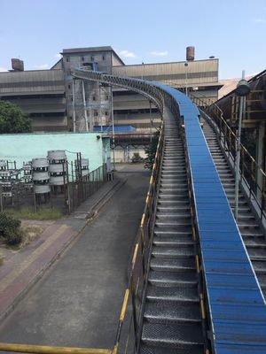 Sistem conveyor sabuk tabung tertutup untuk pengangkutan bahan besar bebas debu yang melengkung